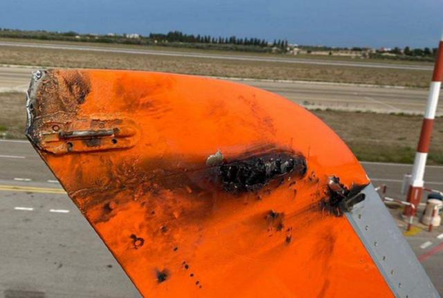 Volo EasyJet colpito da un fulmine (foto: Marco M.M. via twitter) Volo EasyJet colpito da un fulmine (foto: Marco M.M. via twitter)