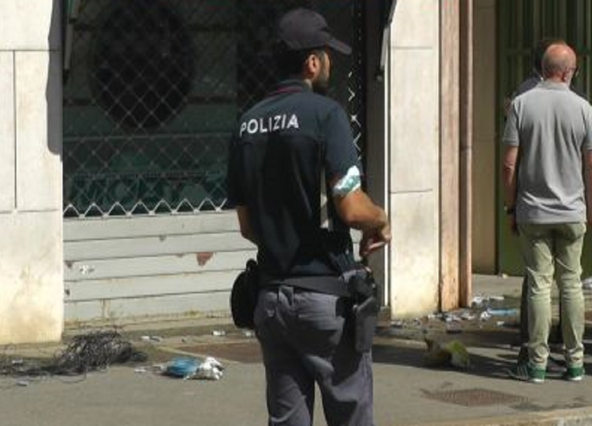 Milano, ordigno artigianale davanti alla sede di Moby Milano, ordigno artigianale davanti alla sede di Moby