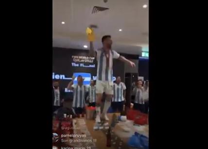 Messi, festa Mondiale nello spogliatio dell'Argentina. Pulce scatenata. Video