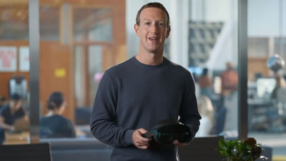 Zuckerberg lancia visori Meta Quest Pro: "Il futuro del lavoro nel metaverso"