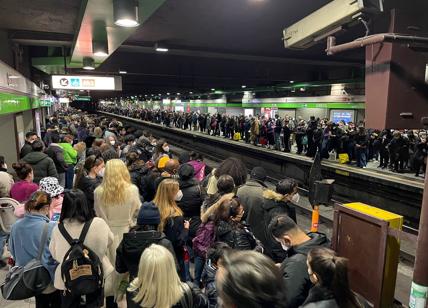 Milano, attraversano i binari della metro: denunciato un minorenne