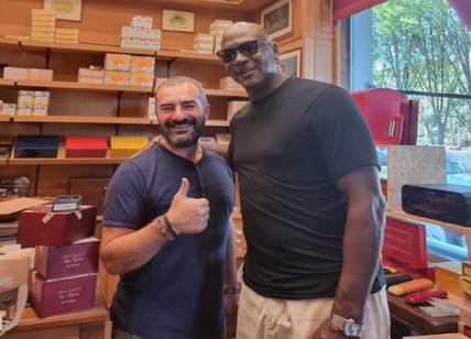 Michael Jordan a Milano, la foto in un negozio di sigari