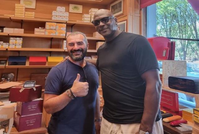Michael Jordan a Milano la foto in un negozio di sigari Affaritaliani