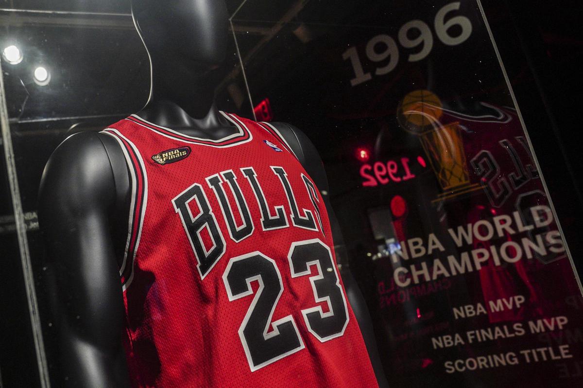 Maglia di Michael Jordan venduta all'asta (foto Lapresse) Maglia di Michael Jordan venduta all'asta (foto Lapresse)