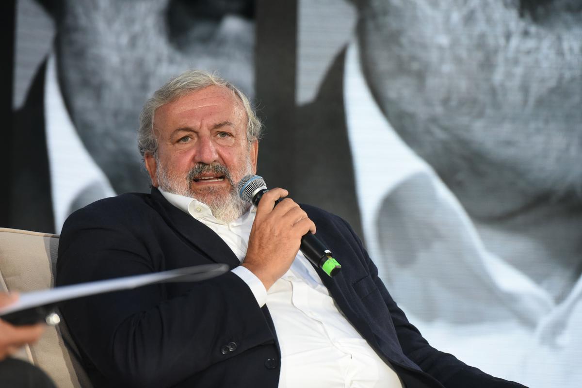 La Piazza intervento di Michele Emiliano La Piazza intervento di Michele Emiliano