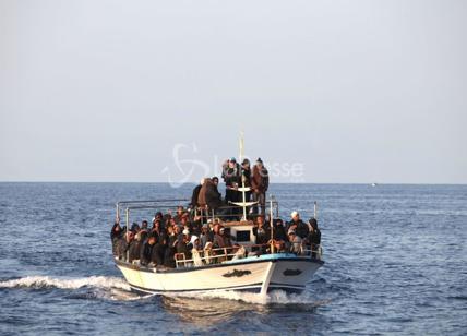 Lampedusa, nuovi sbarchi: soccorsi oltre 200 migranti