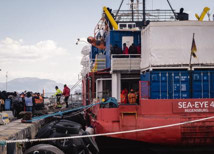 Migranti, fermati tre scafisti della nave ong Sea-Eye arrivata a Napoli