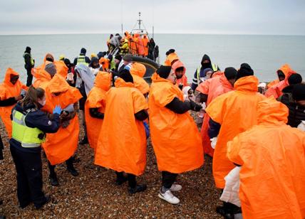 Migranti, neonato morto assiderato viene gettato dalla madre in mare