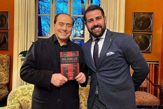 Peppe di Stefano consegna il libro "Milanello - la Casa del Diavolo" a Silvio Berlusconi (Instagram Peppe Di Stefano) Peppe di Stefano consegna il libro "Milanello - la Casa del Diavolo" a Silvio Berlusconi (Instagram Peppe Di Stefano)