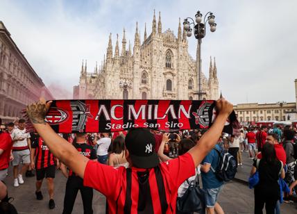 Milan scudetto: 30mila tifosi in Duomo (e Casa Milan). Cori contro Sala