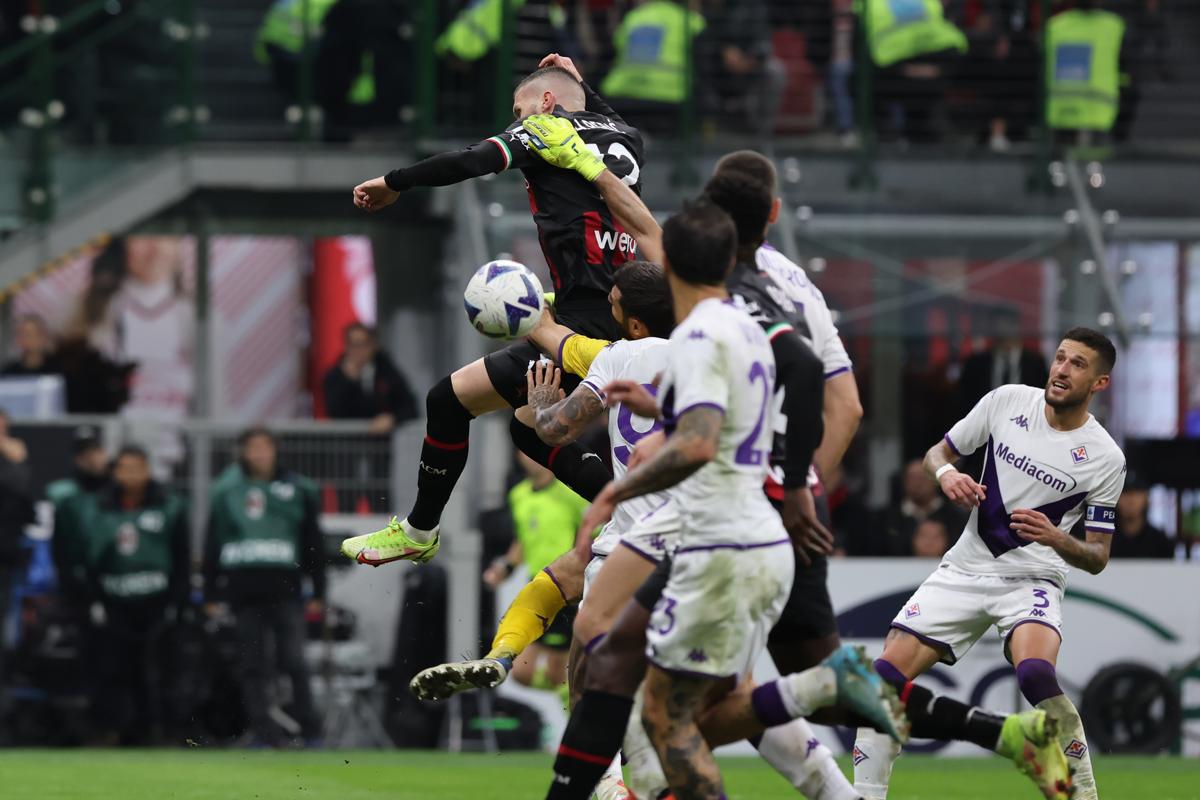 Milan-Fiorentina, Terracciano/Rebic (Lapresse) Milan-Fiorentina, Terracciano/Rebic (Lapresse)