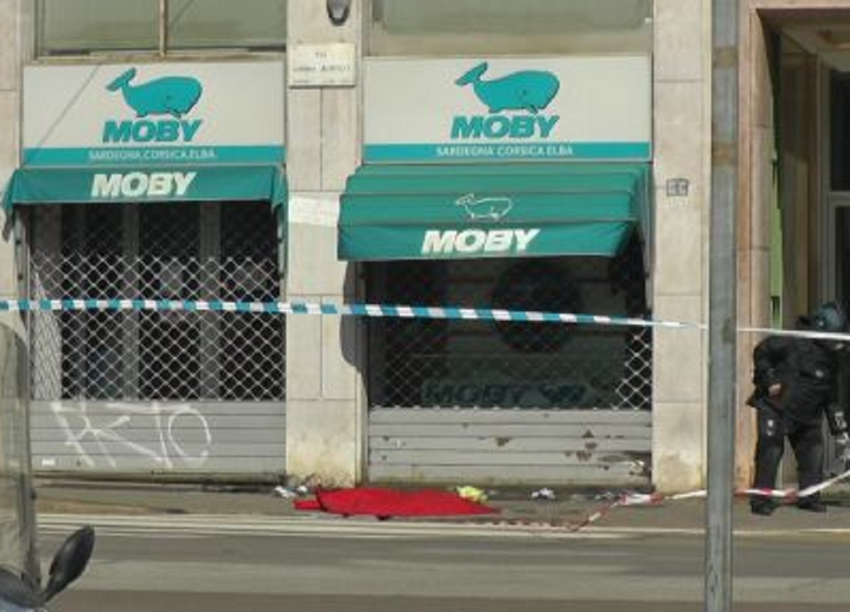 Milano, ordigno artigianale davanti alla sede di Moby Milano, ordigno artigianale davanti alla sede di Moby