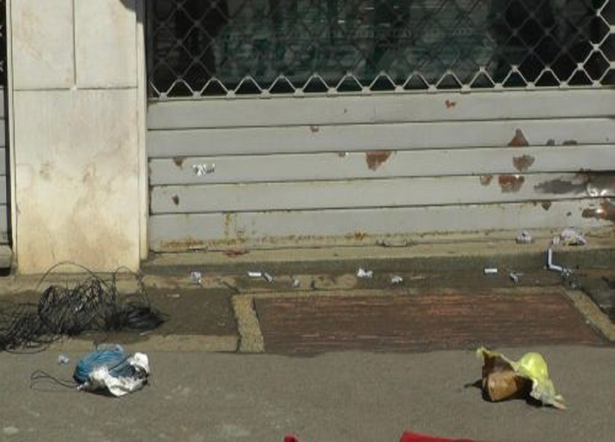 Milano, ordigno artigianale davanti alla sede di Moby Milano, ordigno artigianale davanti alla sede di Moby