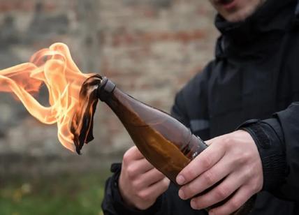 Molotov contro auto della Polizia. Si segue la pista anarchica