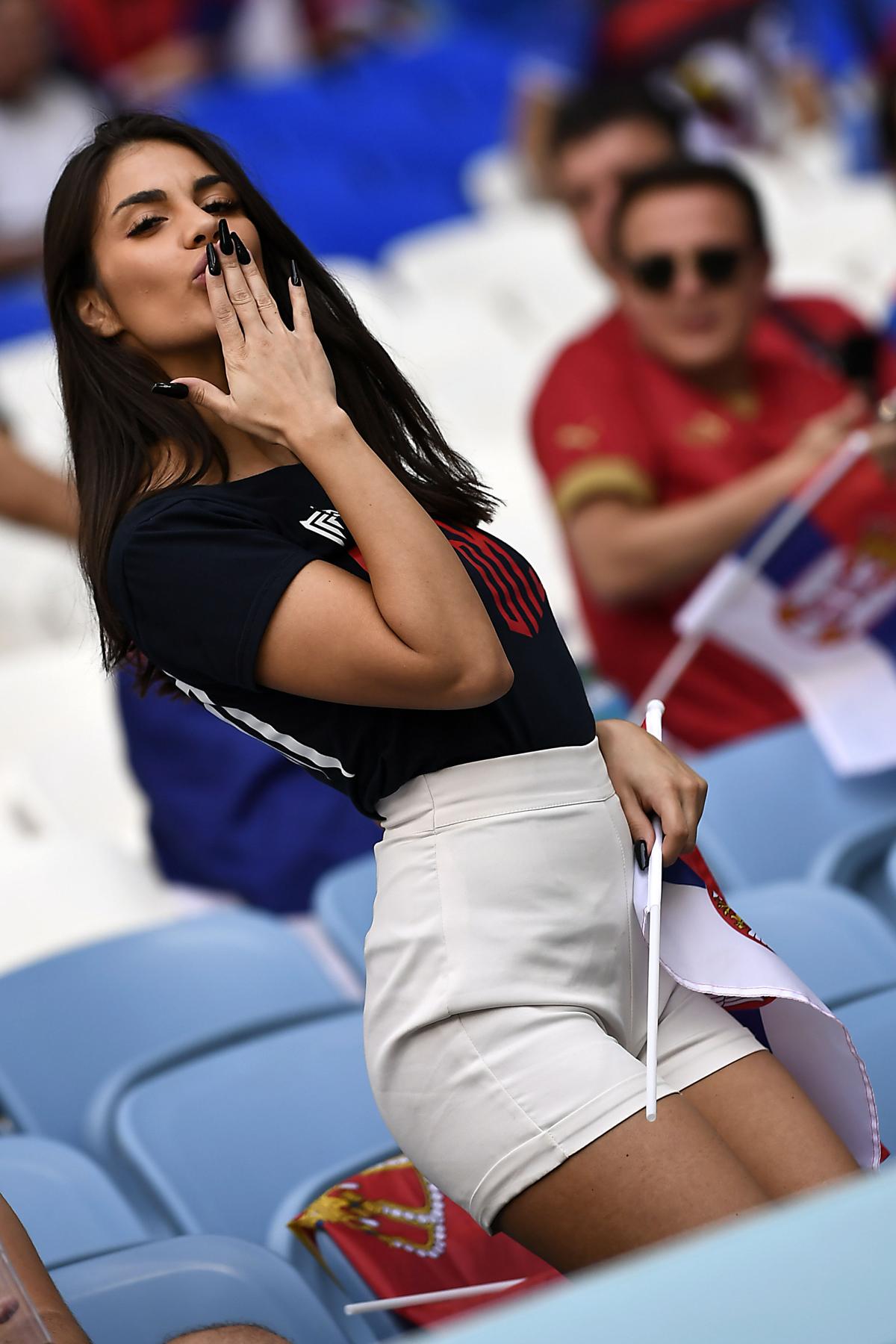 La tifosa serba che ha incantato tutti ai Mondiali in Qatar 2022 (foto Lapresse) La tifosa serba che ha incantato tutti ai Mondiali in Qatar 2022 (foto Lapresse)