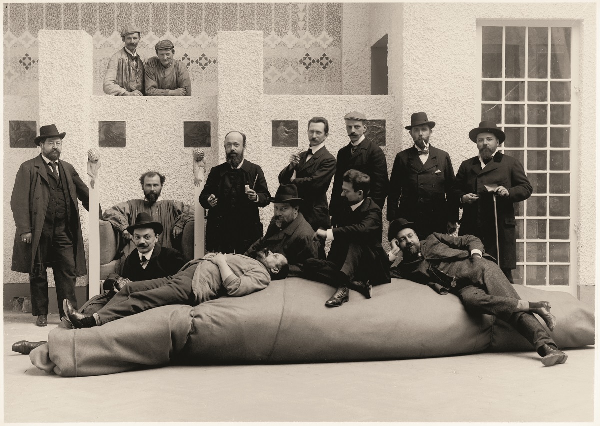 Moriz Nähr Foto di gruppo con gli artisti della cosiddetta “Mostra di Beethoven” nella sala centrale del Palazzo della Secessione a Vienna; nella fila davanti, da sinistra a destra: Kolo Moser, Maximilian Lenz, Ernst Stöhr, Emil Orlik, Carl Moll; nella fila dietro da sinistra a destra: Anton Nowak, Gustav Klimt, Adolf Böhm, 1902 Gelatina d'argento, 13,9x19,8 cm Klimt Foundation, Vienna © Klimt Foundation, Vienna Moriz Nähr Foto di gruppo con gli artisti della cosiddetta “Mostra di Beethoven” nella sala centrale del Palazzo della Secessione a Vienna; nella fila davanti, da sinistra a destra: Kolo Moser, Maximilian Lenz, Ernst Stöhr, Emil Orlik, Carl Moll; nella fila dietro da sinistra a destra: Anton Nowak, Gustav Klimt, Adolf Böhm, 1902 Gelatina d'argento, 13,9x19,8 cm Klimt Foundation, Vienna © Klimt Foundation, Vienna