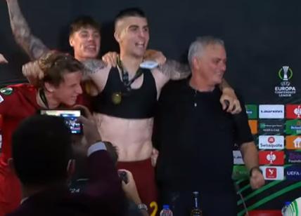 Roma, festa dei giocatori: interrompono la conferenza di Mourinho e... Video