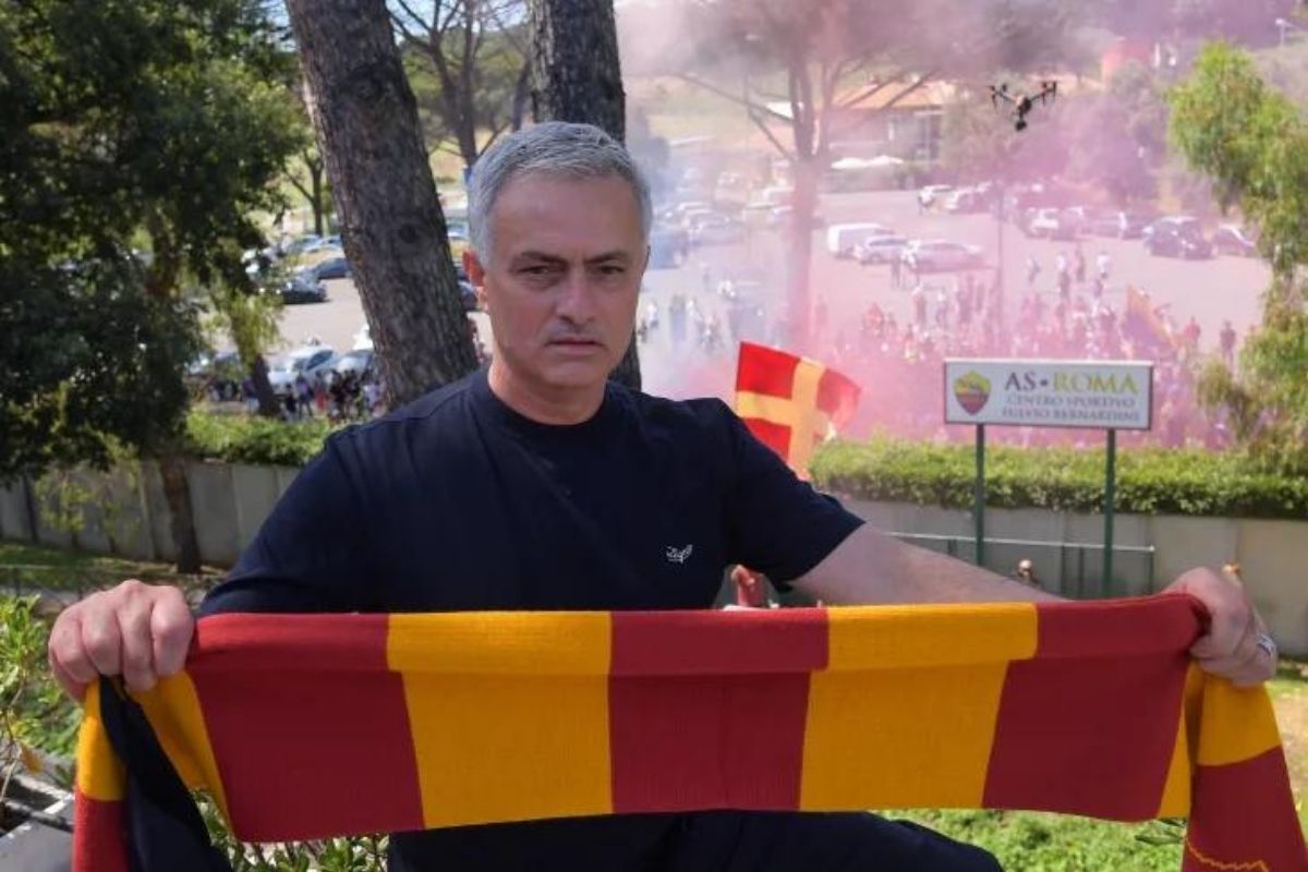 Mourinho saluto tifosi trigoria