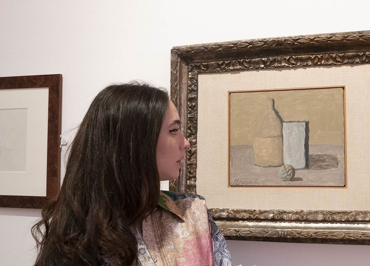 Matilda De Angelis in visita al Museo Morandi di Bologna. Foto di Ornella De Carlo | Courtesy Istituzione Bologna Musei Matilda De Angelis in visita al Museo Morandi di Bologna. Foto di Ornella De Carlo | Courtesy Istituzione Bologna Musei
