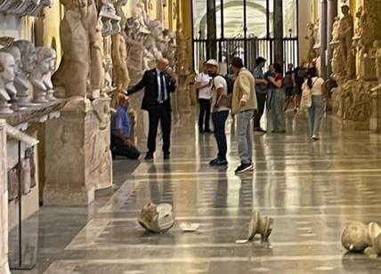 Paura ai Musei Vaticani: fuori di testa getta i busti in terra