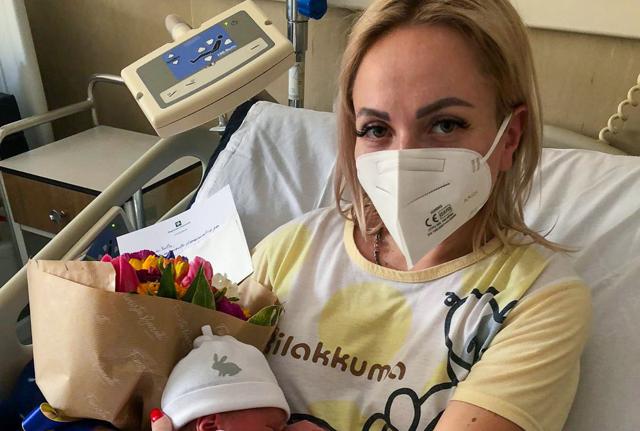 La madre e la piccola Nikole, nata nell'ospedale a Rho (foto da pagina FB di Attilio Fontana)