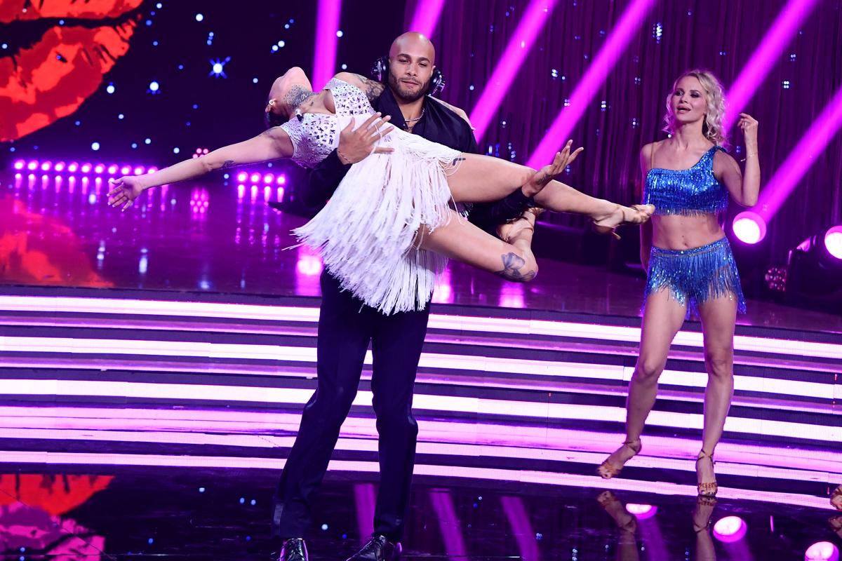 Nicole Daza e Marcell Jacobs Ballando con le Stelle 2022 (foto Ipa) Nicole Daza e Marcell Jacobs Ballando con le Stelle 2022 (foto Ipa)