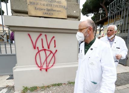 Scritte no vax allo Spallanzani, la rivolta dei medici: "Basta violenze"