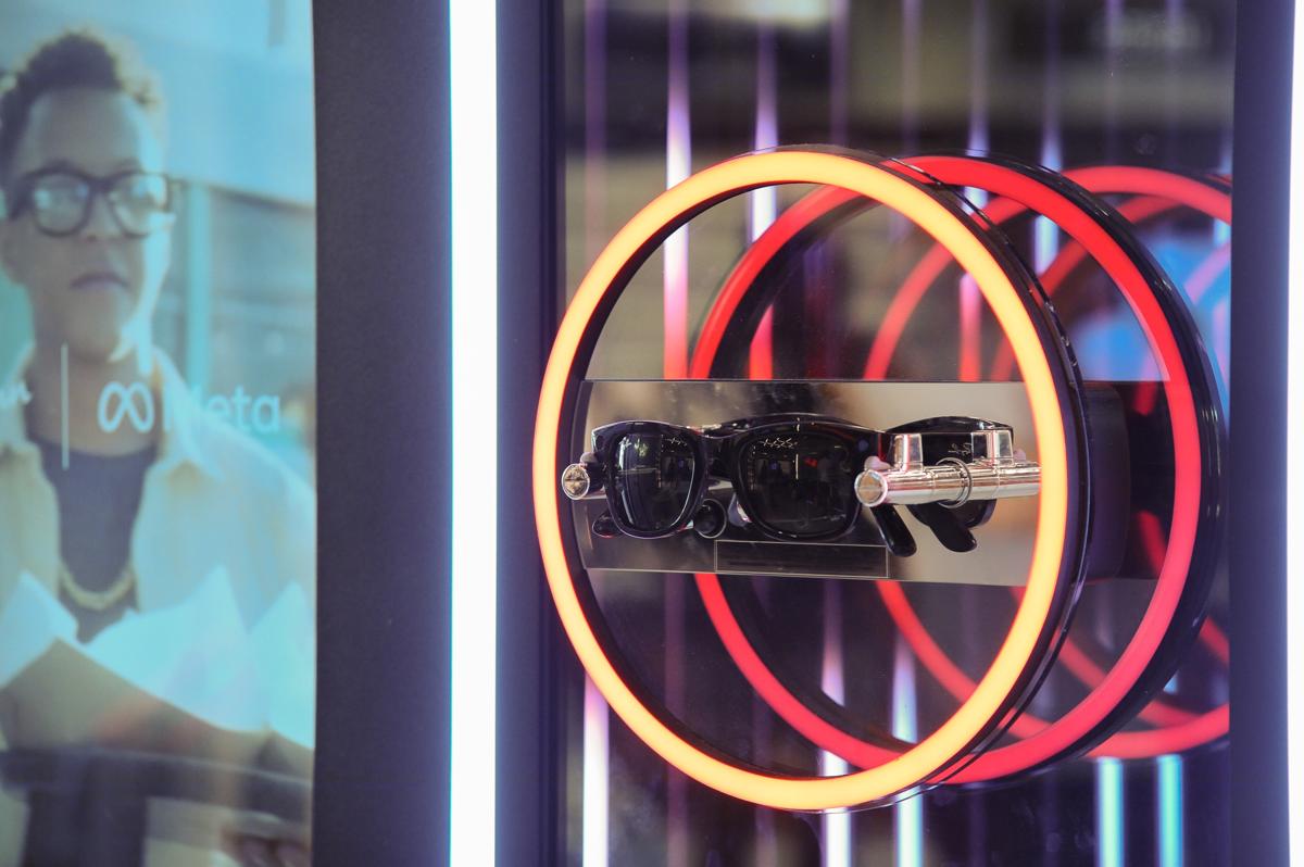 NUOVI SMART GLASSES A MARCHIO RAYBAN DALLA COLLABORAZIONE TRA ESSILORLUXOTTICA E META OCCHIALI DA SOLE OTTICA RAY BAN STORIES NUOVI SMART GLASSES A MARCHIO RAYBAN DALLA COLLABORAZIONE TRA ESSILORLUXOTTICA E META OCCHIALI DA SOLE OTTICA RAY BAN STORIES