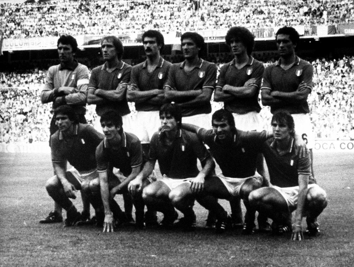 La nazionale italiana campione del mondo ai Mondiali di Spagna 82: Zoff, Graziani, Bergomi, Scirea, Collovati, Gentile; Conti, Rossi, Oriali, Cabrini, Tardelli (foto Lapresse) La nazionale italiana campione del mondo ai Mondiali di Spagna 82: Zoff, Graziani, Bergomi, Scirea, Collovati, Gentile; Conti, Rossi, Oriali, Cabrini, Tardelli (foto Lapresse)