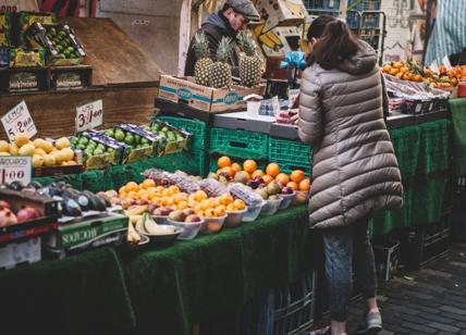 Inflazione boom e stangata sulla spesa, dai carciofi ai peperoni: gli aumenti