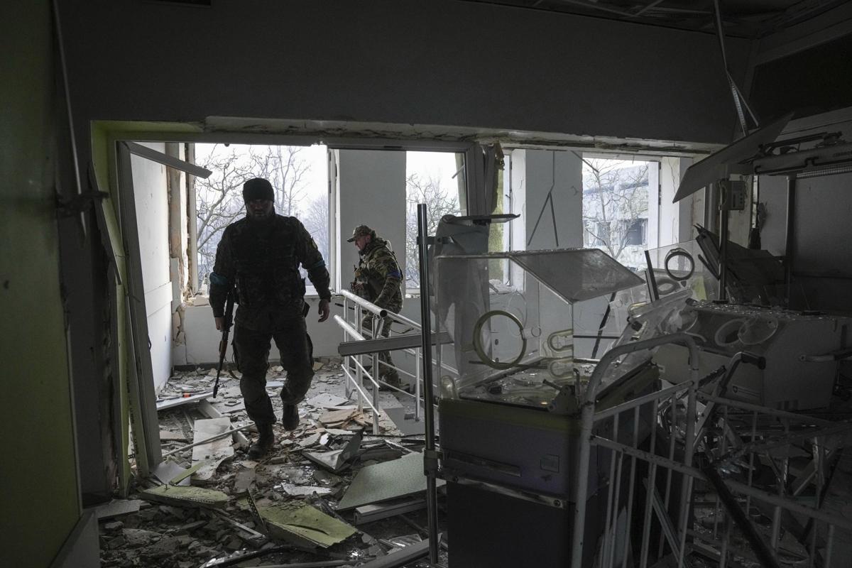 Mariupol, ospedale pediatrico bombardato (Lapresse) Mariupol, ospedale pediatrico bombardato (Lapresse)