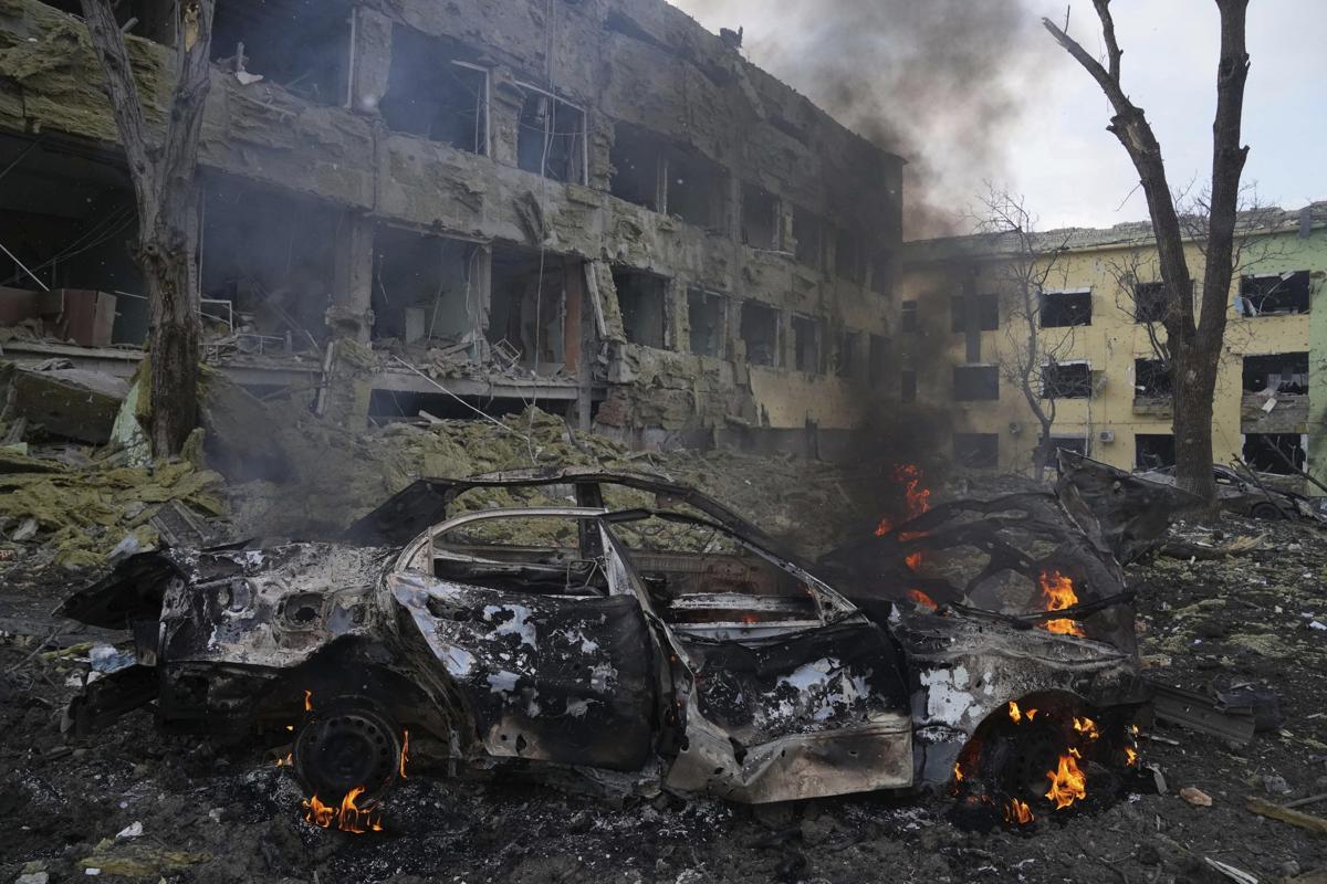 Mariupol, ospedale pediatrico bombardato (Lapresse) Mariupol, ospedale pediatrico bombardato (Lapresse)