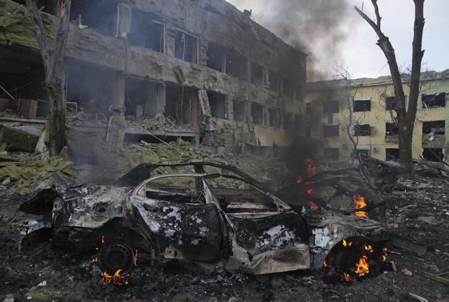 Mariupol, ospedale pediatrico bombardato (Lapresse) Mariupol, ospedale pediatrico bombardato (Lapresse)