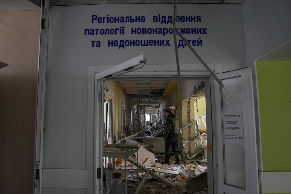 Mariupol, ospedale pediatrico bombardato (Lapresse) Mariupol, ospedale pediatrico bombardato (Lapresse)