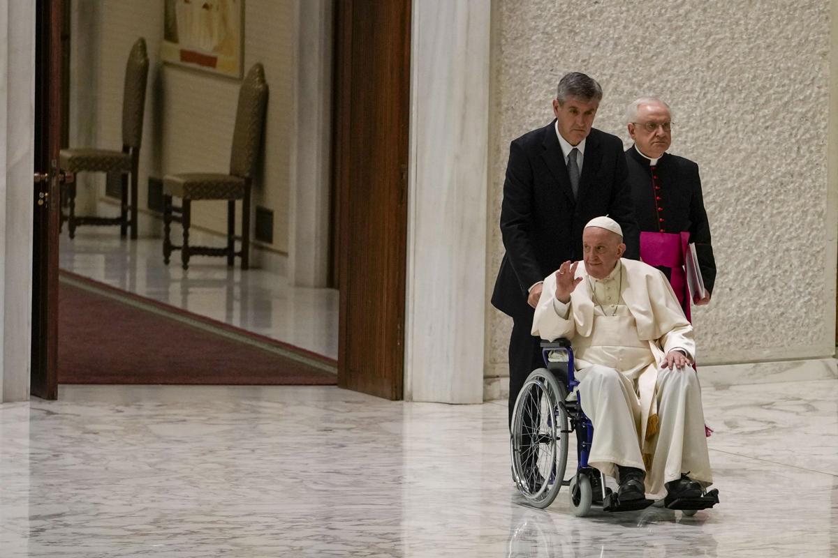 Papa Francesco carrozzina ginocchio