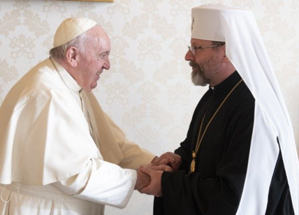 L’arcivescovo di Kiev dona al Papa il frammento di una mina russa