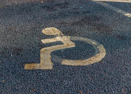 Donna disabile trova il parcheggio occupato, ma la multa la paga lei