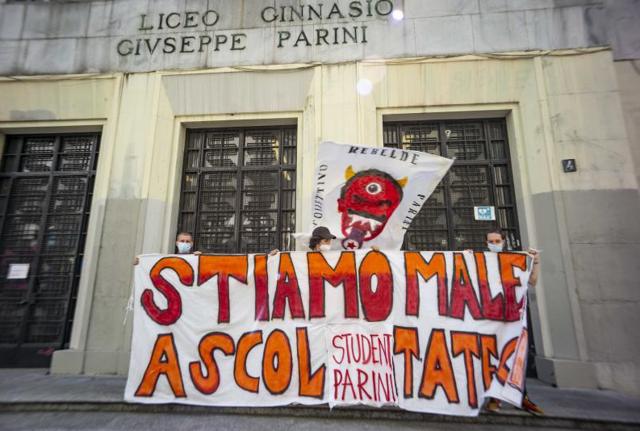 Gli studenti del Liceo milanese Parini protestano contro le restrizioni dovute alla pandemia, alla quale i giovani hanno pagato il prezzo più caro (Ipa) Gli studenti del Liceo milanese Parini protestano contro le restrizioni dovute alla pandemia, alla quale i giovani hanno pagato il prezzo più caro (Ipa)