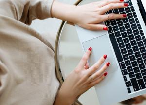 Chi non lavora non naviga in rete. Il caso delle molte festivitÃ  di aprile secondo i dati Audiweb