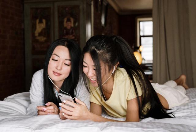 Ragazze guardano smartphone Ragazze guardano smartphone