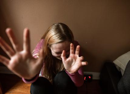 Violenza in famiglia, botte contro la figlia: “Devi vivere come una rom"