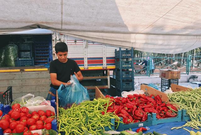 Ragazzo Vende verdure Ragazzo Vende verdure