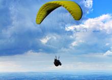 I paracadute si intrecciano ad alta quota, poi il volo nel vuoto: due morti. Fano sotto choc, inutili i soccorsi