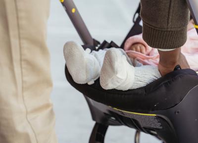 Cagliari, travolte da uno scooter: muore bimba di un anno, ferita la mamma