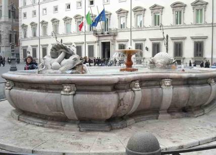 Vandali a Roma, danneggiata la fontana di piazza Colonna davanti al Governo