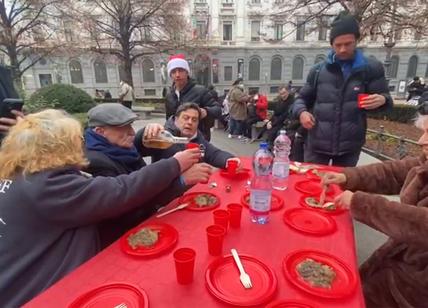 Senza tetto, pic nic davanti a palazzo Marino: il reportage di Affaritaliani