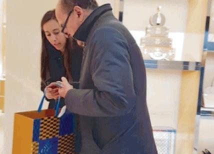 Bersani, altro che caro bollette: beccato nello store di Louis Vuitton
