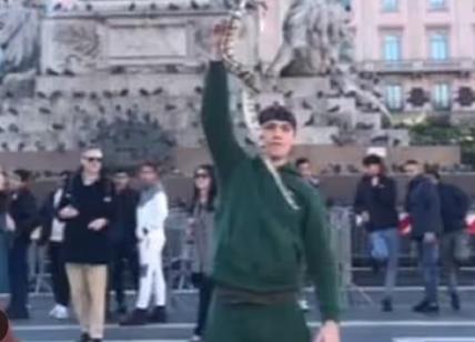 Milano, rapper in piazza Duomo con un pitone reale: arriva la Polizia