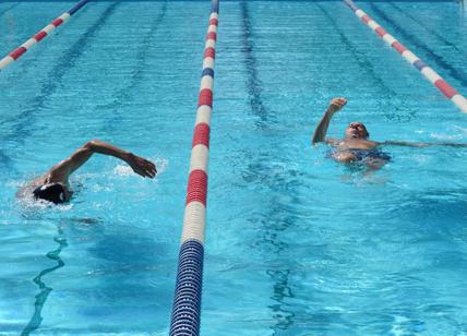 Tuffi proletari in piscina: scavalcano il muro del circolo e fanno il bagno