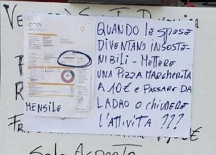 Cremona, un ristoratore espone in vetrina la bolletta della luce da 4mila euro